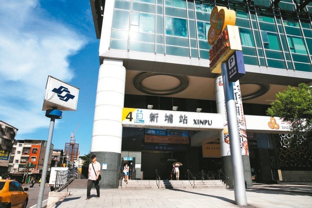描述: 捷運新埔站一號出口，Sinpu MRT Station on the 1st of export | Mapio.net